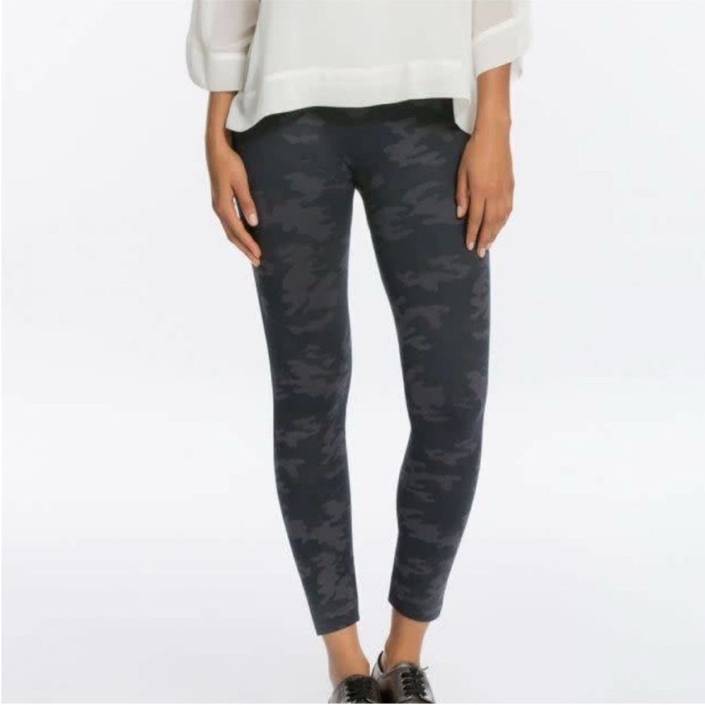 Spanx Look At Me Now Seamless Camo Print Leggings Womens Sz Large Gray and Black